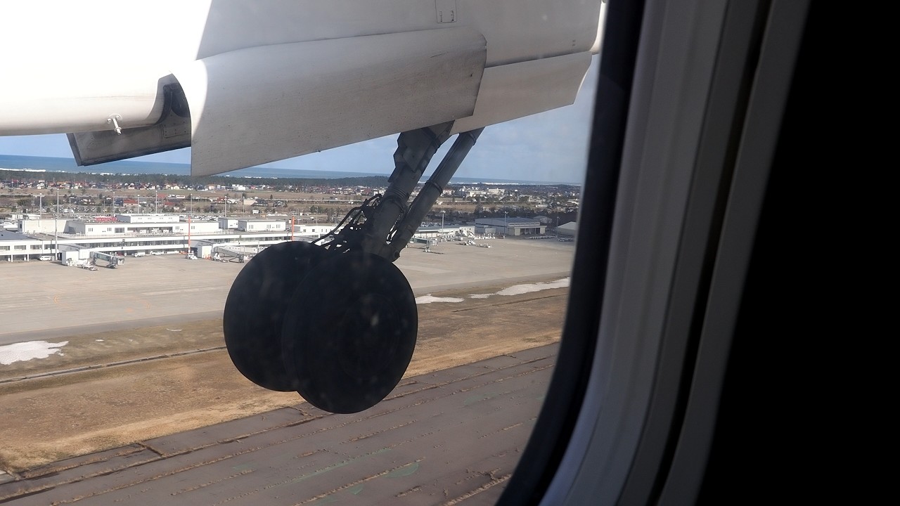小松を飛び立ち、福岡へ降り立つ DHC-8-Q400 JA462A