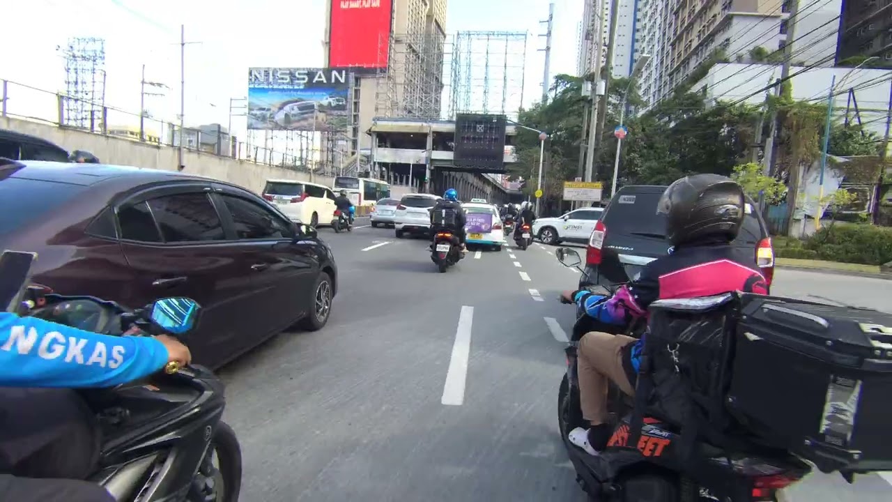 Pababa ng Ayala Fly over na may mga kulang kulang na spalto di manlang tinapos hayst NAKU