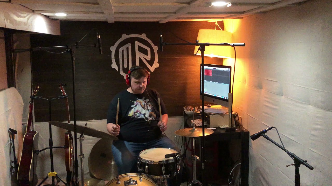 sE7 Overheads and a Lewitt LCT 440 Pure Room Mic