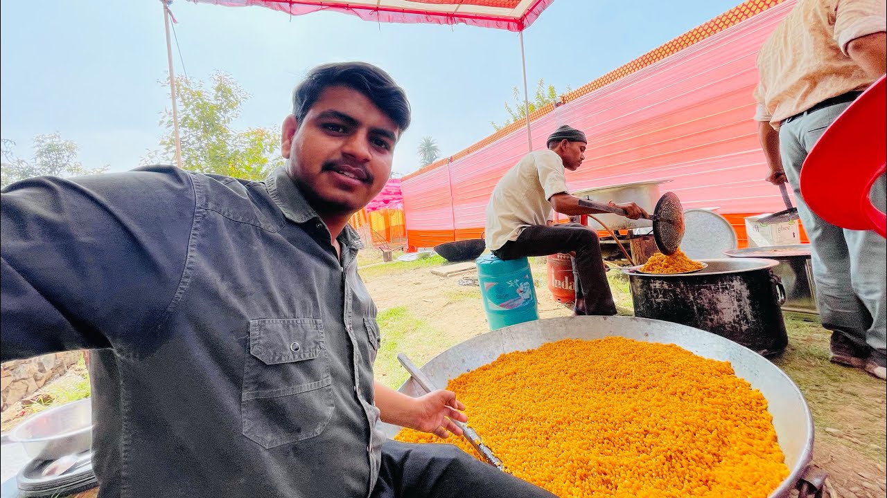 garam Bundi ke laddu banaa rahe hain😧