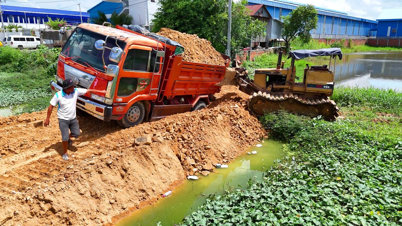 Be Careful! Landfill Task ! Truck 5Ton Back Uploading Stuck! Technique Rescue Using Dozer Komatsu