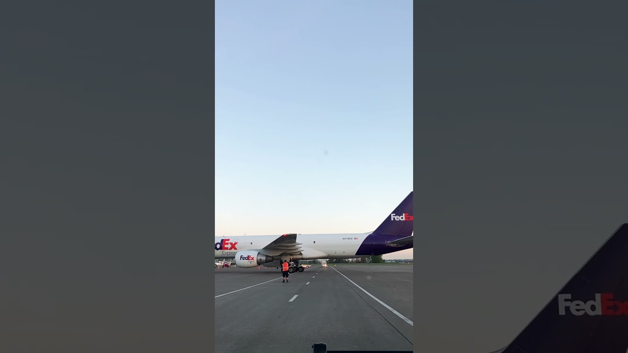 Boeing 757 cargo being pushed back #shorts #airplane #flight #aviation #boeing #boeing757 #airport