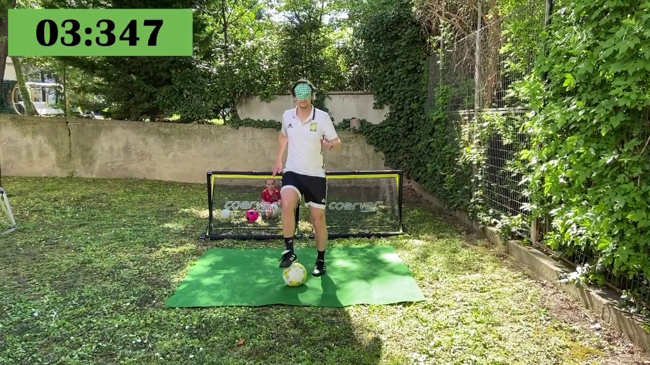 Coerver Trainerchallenge Teil 10: Sole Taps mit verbundenen Augen