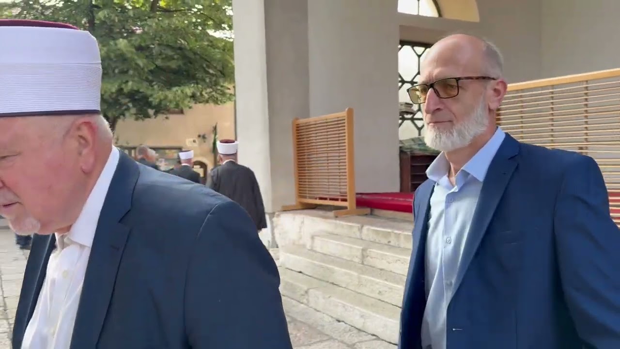 Izlazak reisa Kavazovića, bivšeg reisa Cerića i Edhema Bičakčića iz džamije nakon bajram-namaza