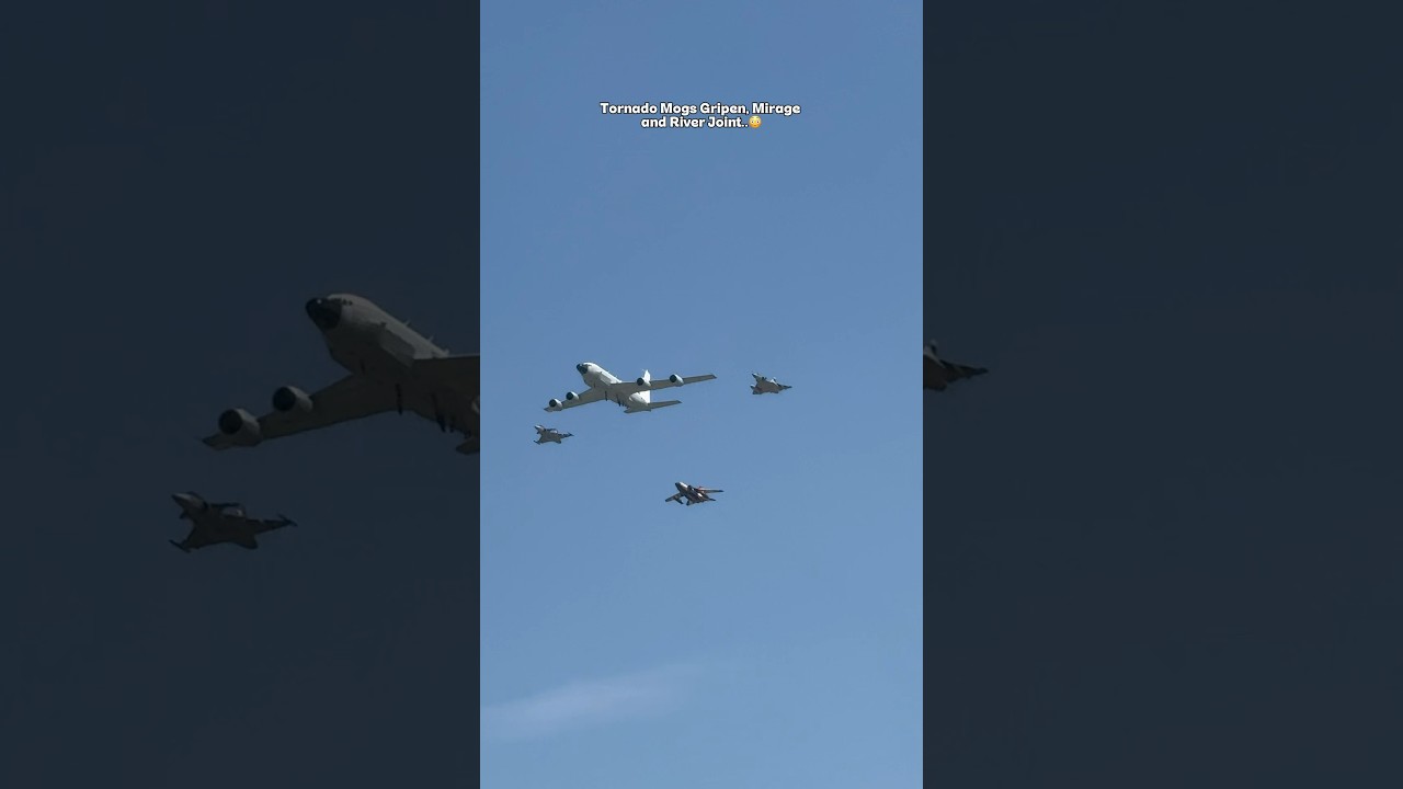 Самолеты Tornado Jet Mogs Gripen, Mirage и River Joint Plane совершают пролет над городом..😳