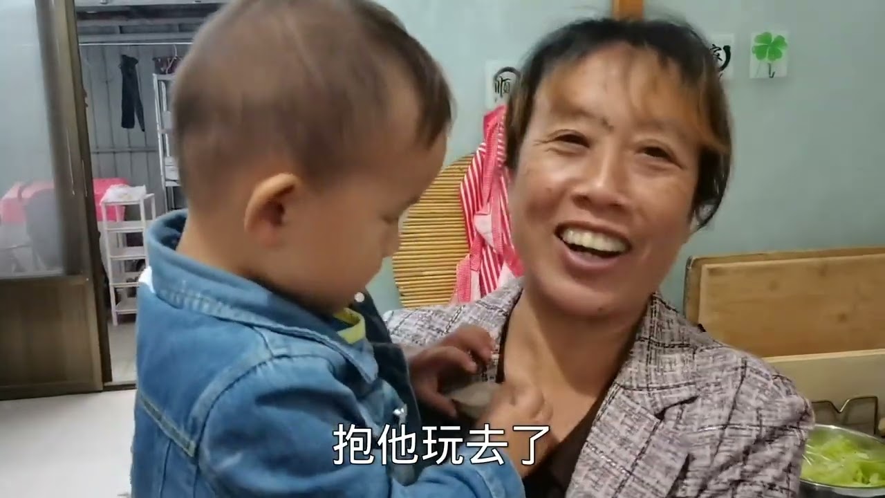 划到我视频的网友先别走，带你们看看啥叫真正的美女，女人看了都想多看两眼，简直太漂亮了，生怕老公也多看两眼