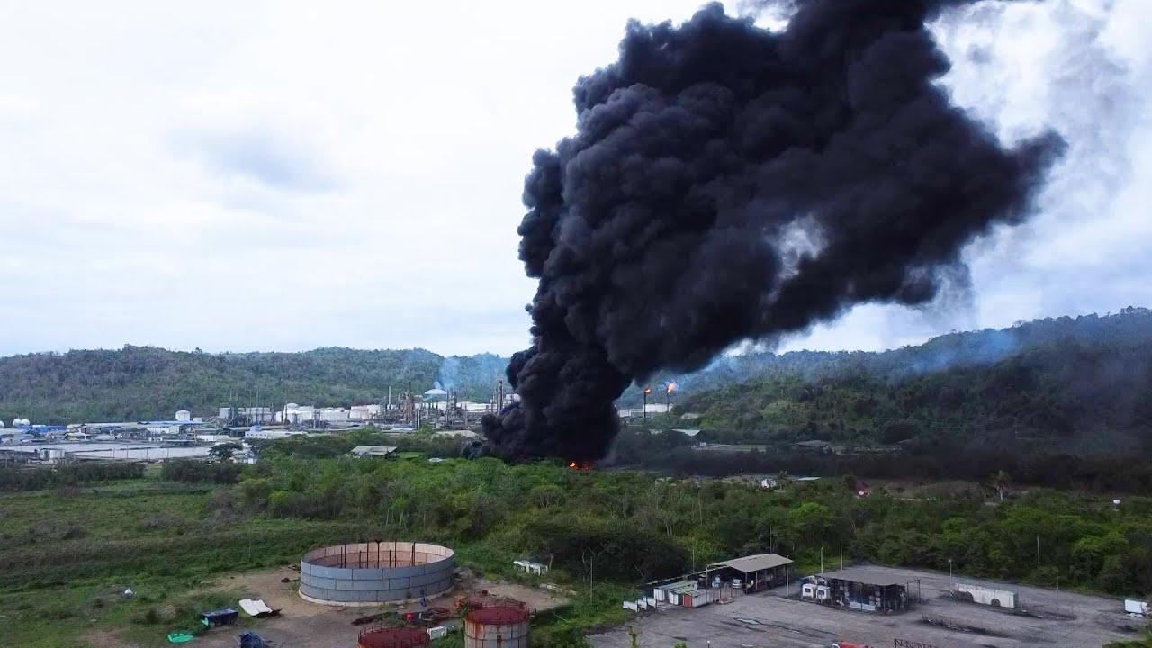 Smoke billows from Ecuador's main oil refinery after it catches fire again | AFP