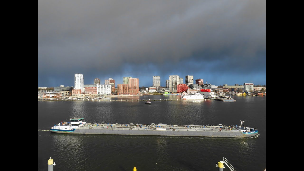 Uitzicht vanaf het REM-eiland Amsterdam op een frisse novemberdag 2025