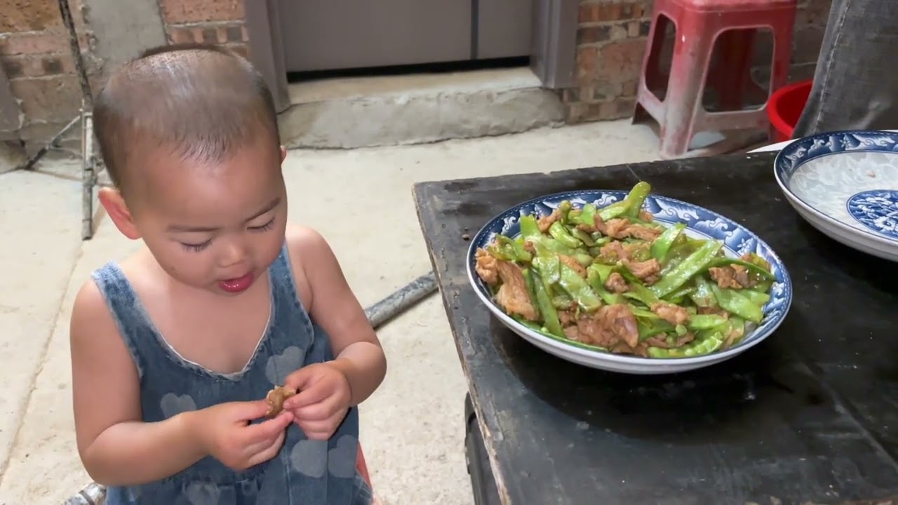 农村养4个娃的家庭，一块猪肉炒两个菜，一下就光盘了【一帆妈妈】