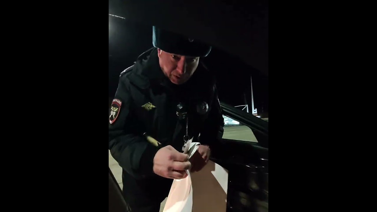 ИНСПЕКТОР ШВЫНУРНУЛ СВОЙ КОШЕЛЕК В ВОДИТЕЛЯ😂