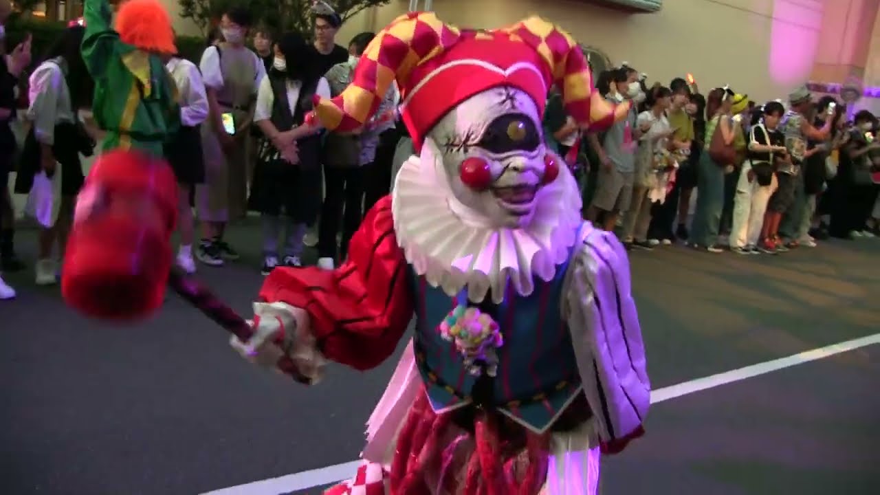 20230909-1820ホラーナイト　ゾンビデダンス：ピコピコハンマーを持ったひとつ目のピエロさん編