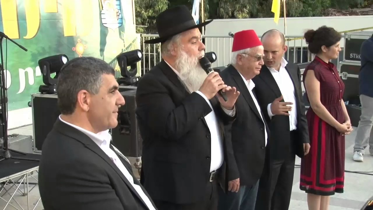 הגאון המקובל הרב רפאל מאמו עם השר נפתלי בנט וחברי כנסת מול אלפי אנשים