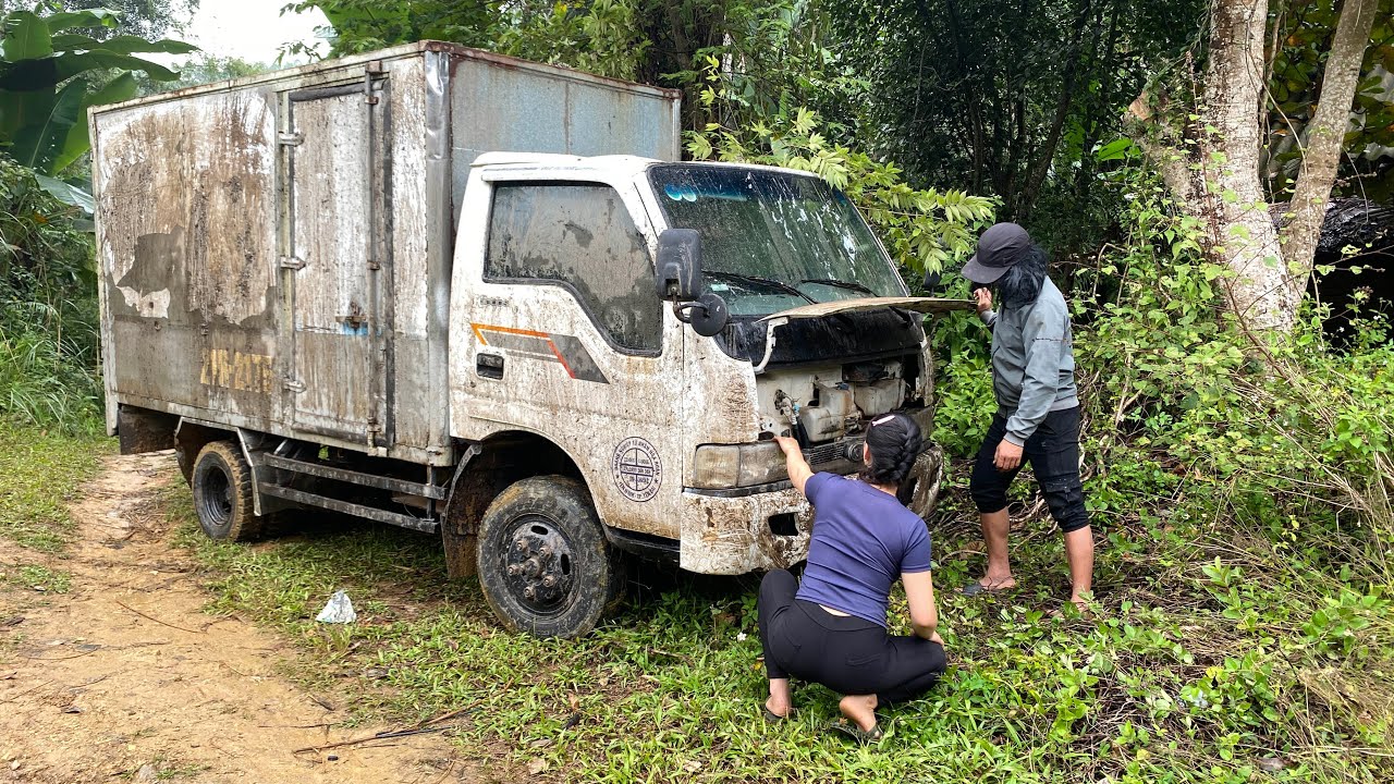 A genius girl restores a long-abandoned 1.4-ton KIA cargo truck.