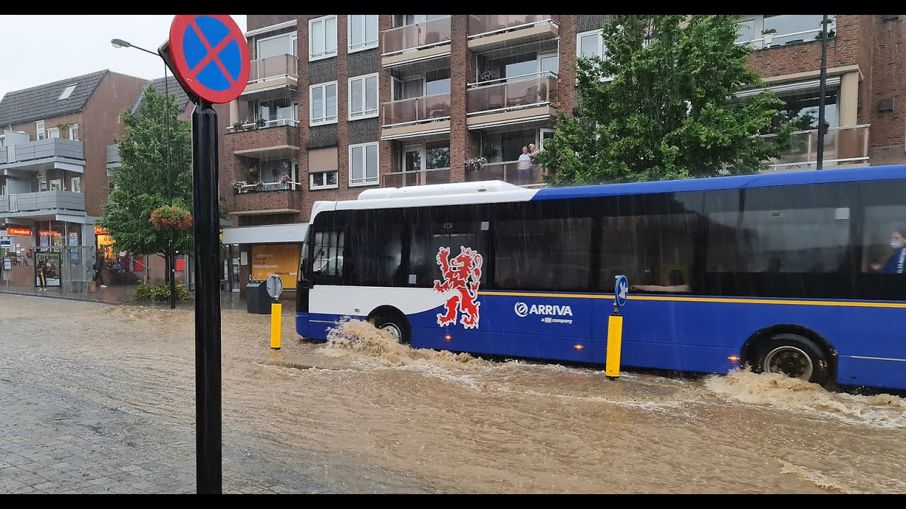Straten in Eygelshoven stromen vol water: flinke wolkbreuk zorgt voor ravage
