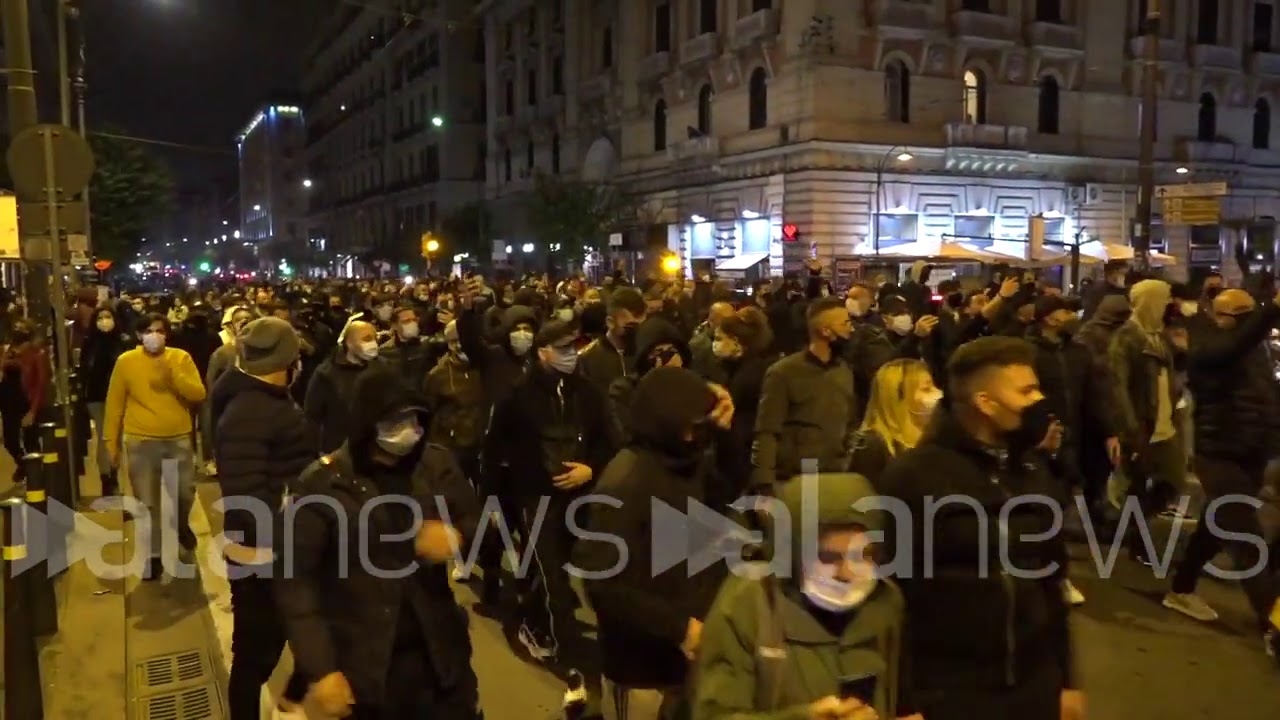 Covid, a Napoli in migliaia in corteo contro coprifuoco e lockdown