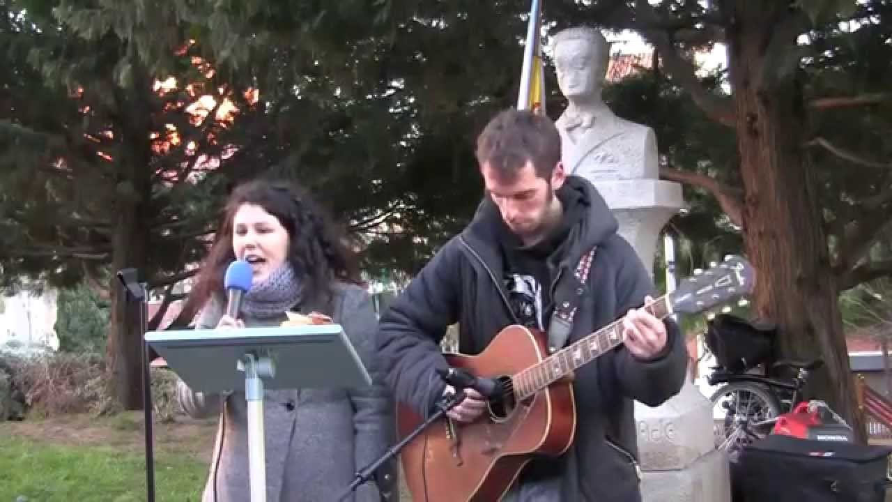 Loaira canta 