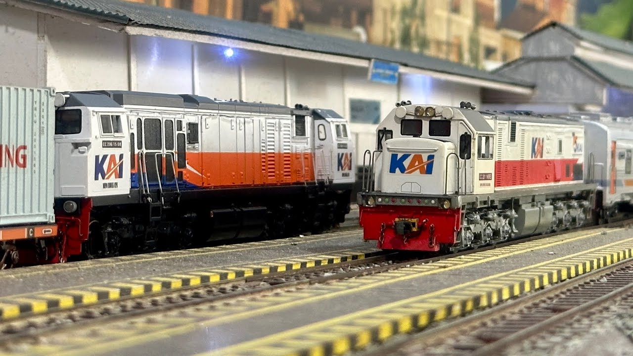 Kereta api Argowilis CC201 Ngebut saat Bersilang dengan CC201 KA kontainer lalu menanjak & menikung