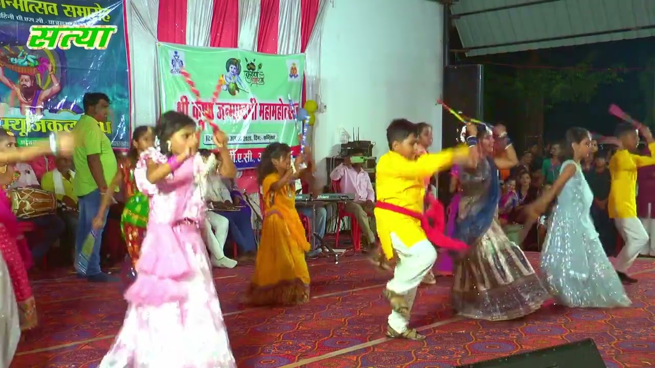 ## खूबसूरत डांस देख स्कूल के बच्चों द्वारा सत्या ग्रुप आजमगढ़ 