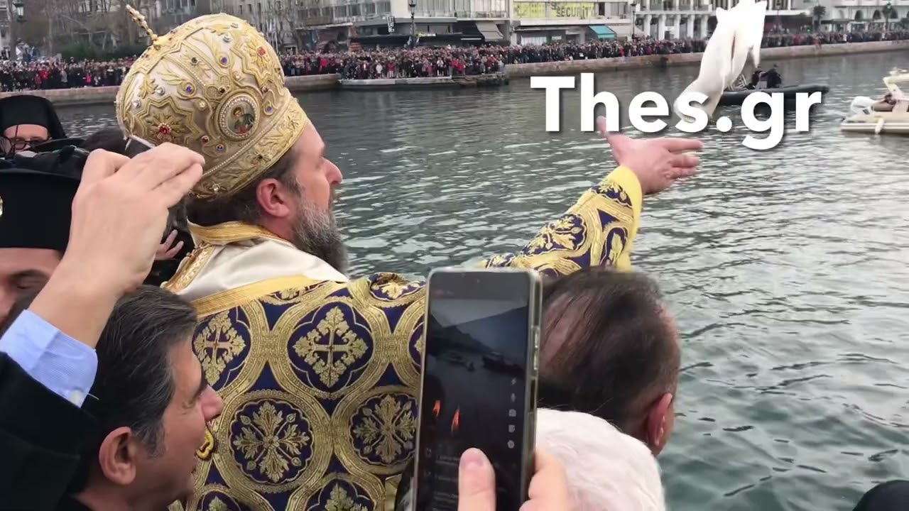 Με λαμπρότητα ο αγιασμός των υδάτων στη Θεσσαλονίκη – Πλήθος κόσμου στην παραλία