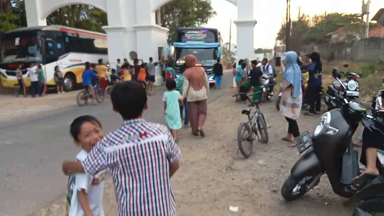 Bus Blue Star ojo nesu ada telolet nya
