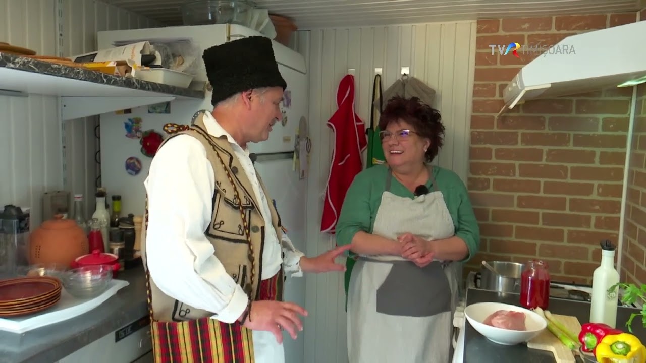 Dna. Loreta primește goști la punctul gastronomic local din Poiana Mărului  