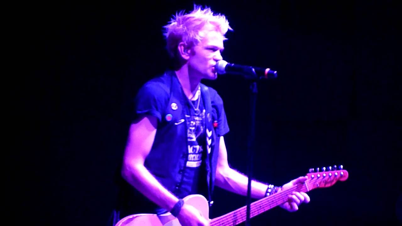 SUM 41 - Pieces - LIVE in Prague, Czech Republic - 2016 - First row♥