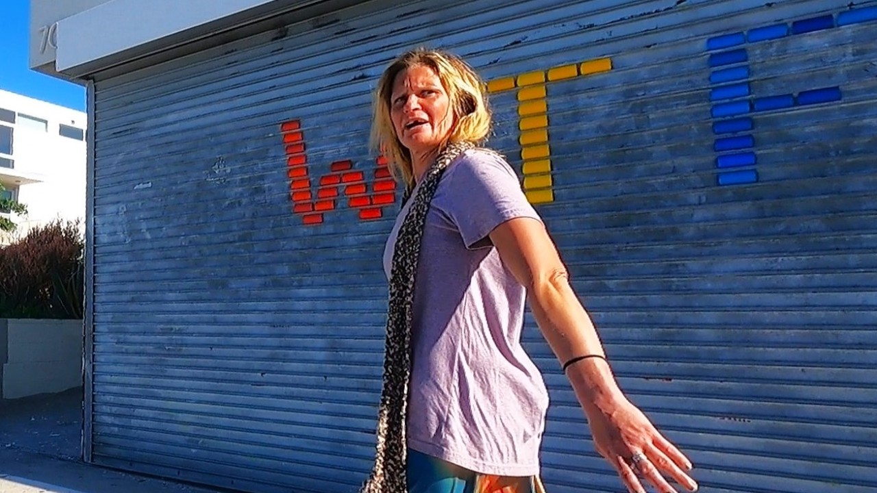 New to California, Homeless Woman Searches Venice Beach for Friends
