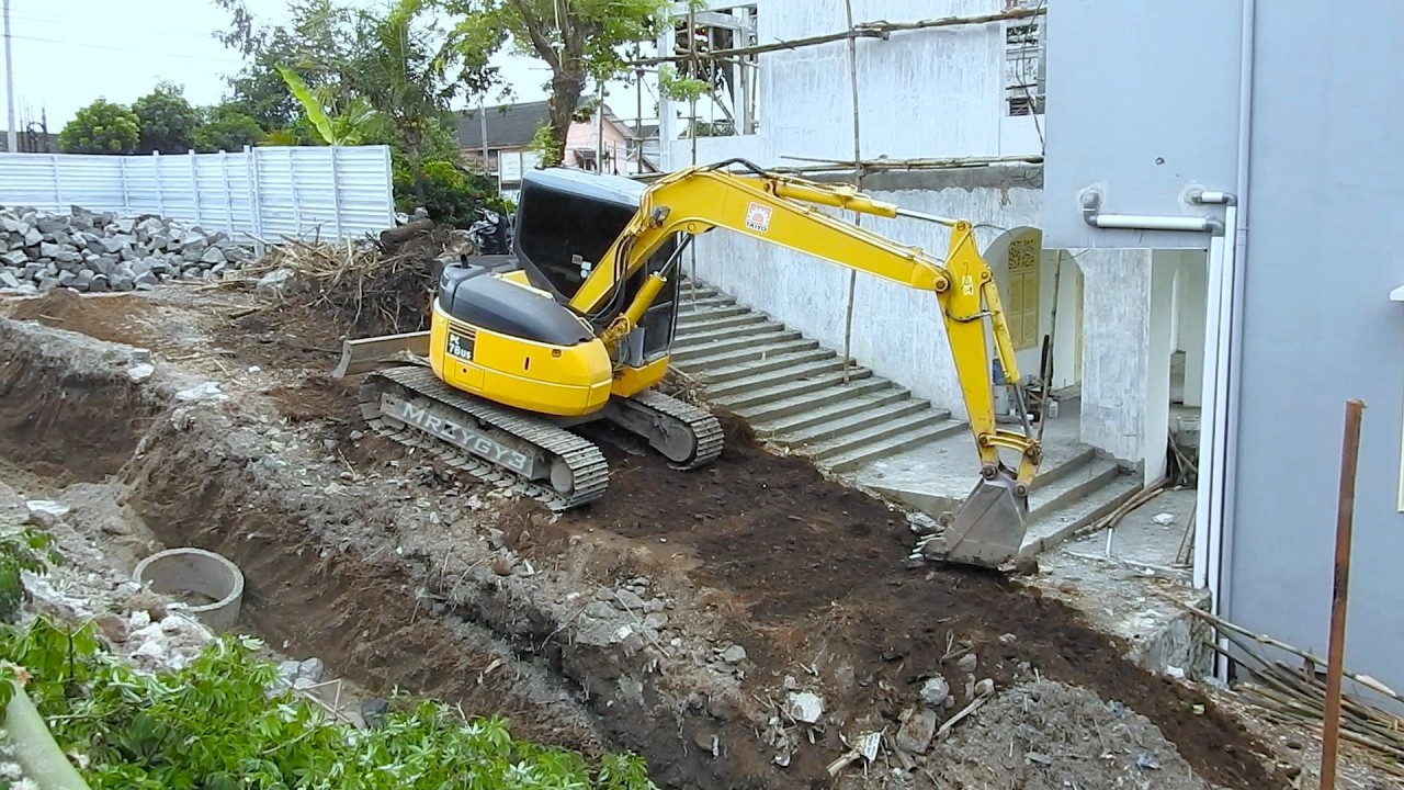 Gila! Excavator Mini Harus Mutar Rolling Lewat Jalan Sempit