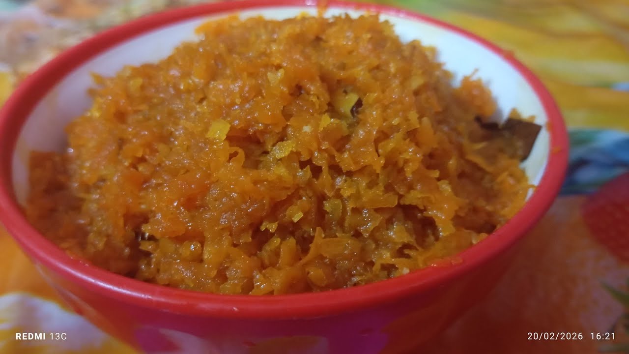 নারকেল দিয়ে গাজরের হালুয়া তৈরি করলাম।