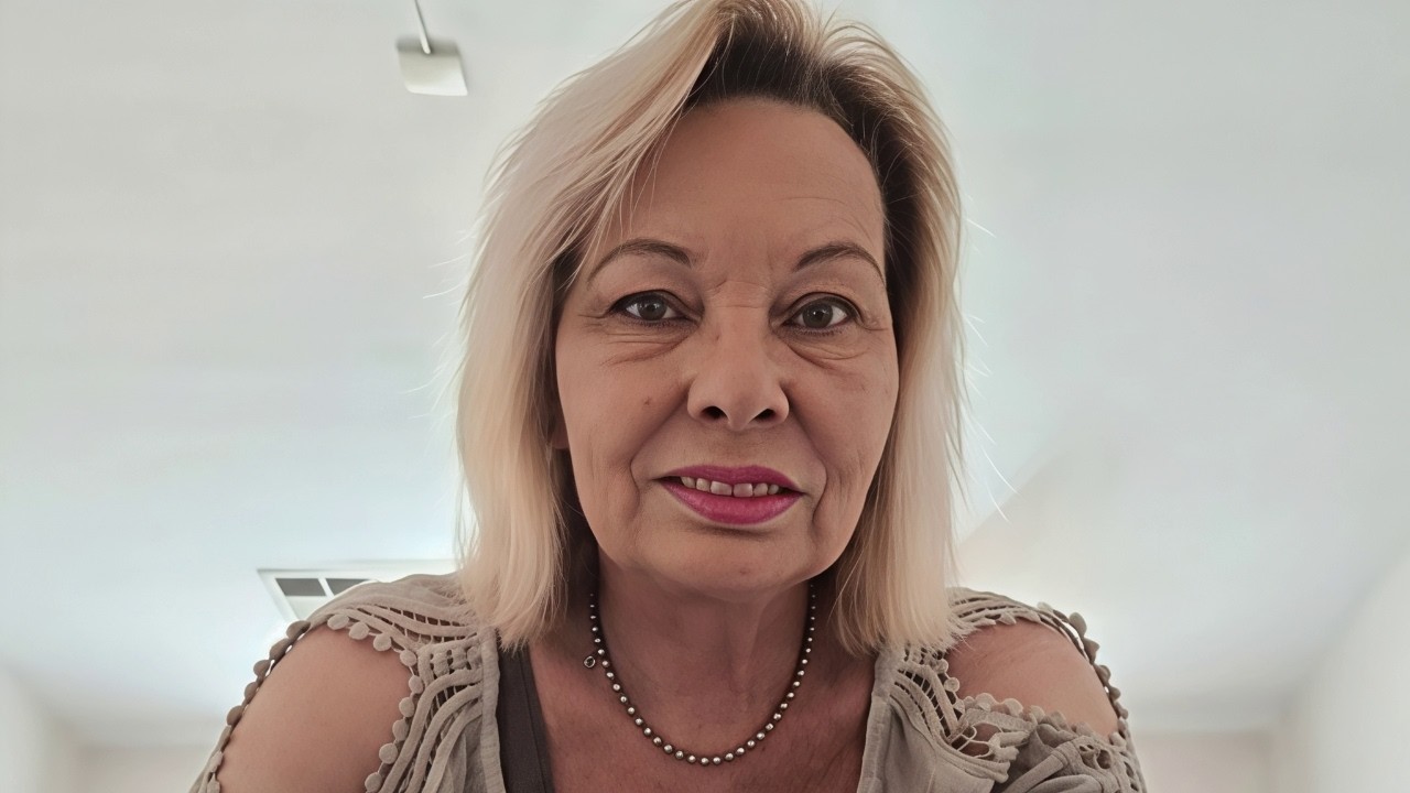 Régine femme mature célibataire de 64 ans tranquille avec un goût pour les défis