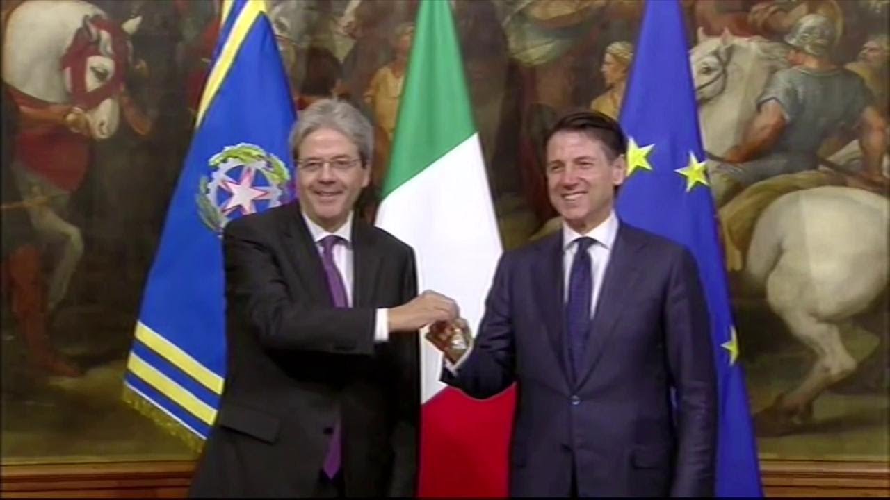 Governo, la battuta di Gentiloni al passaggio della campanella con Conte
