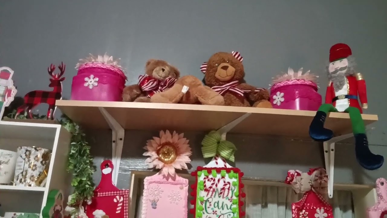 Come and see my Holiday kitchen decor!!    #christmaskitchen