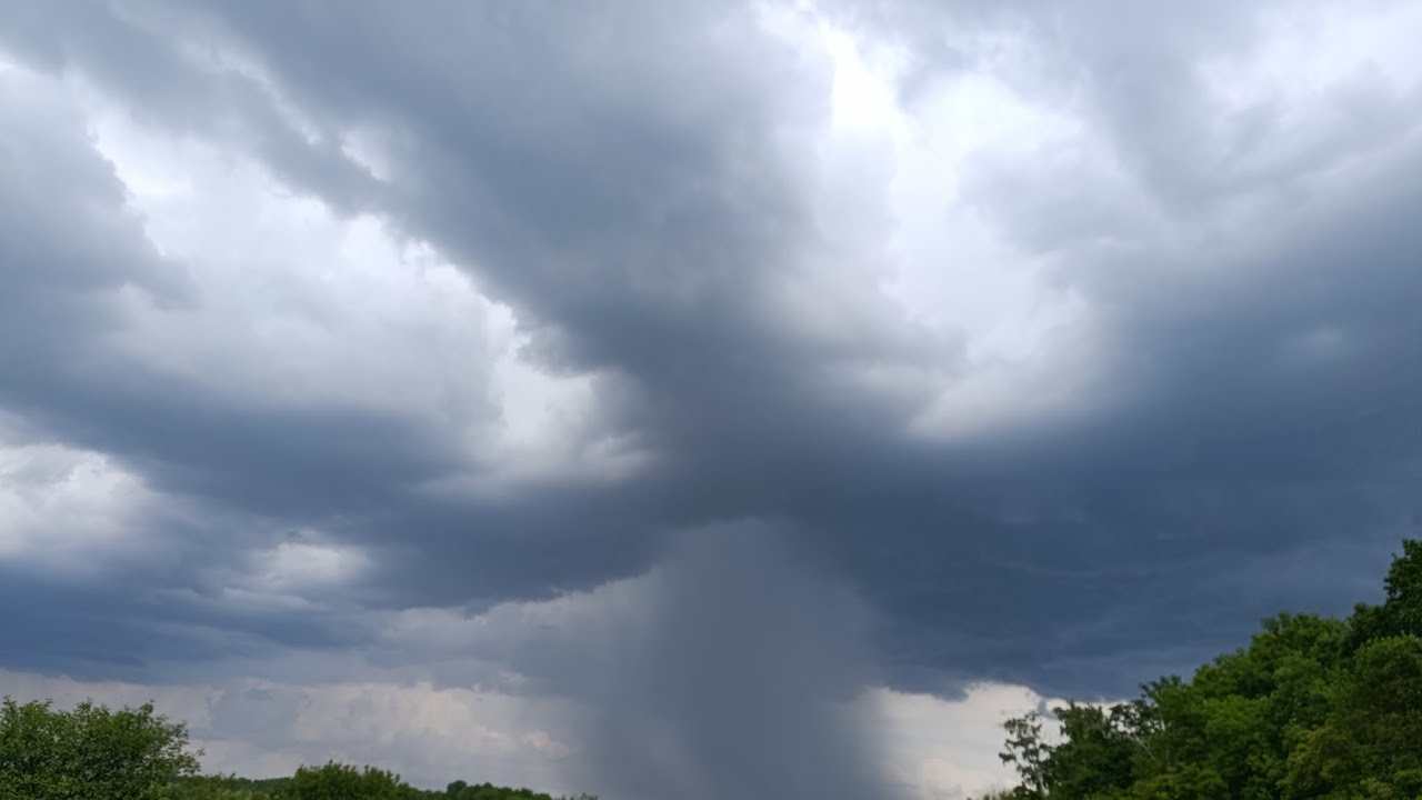 Good Thunderstorm and downpours. Gust front
