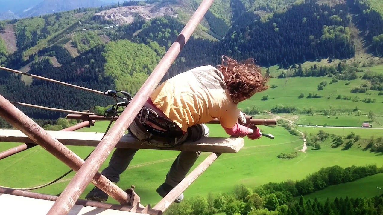 Hrad Lietava - Výškové práce na oprave mostného oblúka v strednom hrade