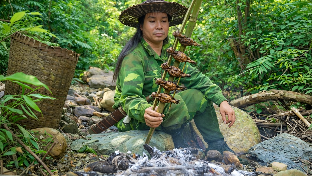 Digging for roots, catching frogs, gathering wild fruits - Cooking outdoors, surviving in the forest
