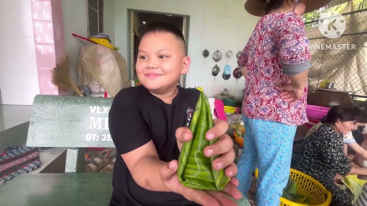 Gói bánh ít - Đám giỗ miền Tây
