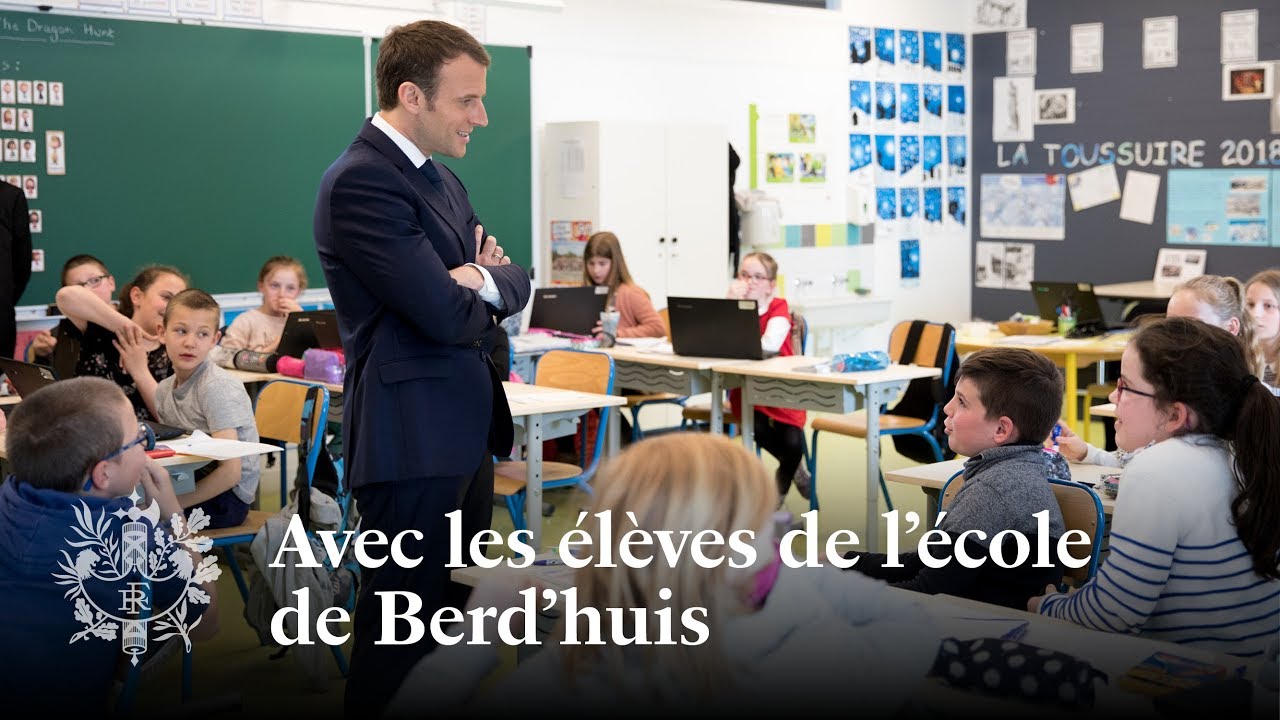 Avec les élèves de l'école de Berd'huis | Emmanuel Macron