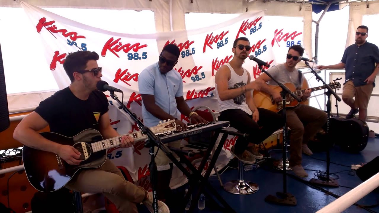 Jonas Brother perform 