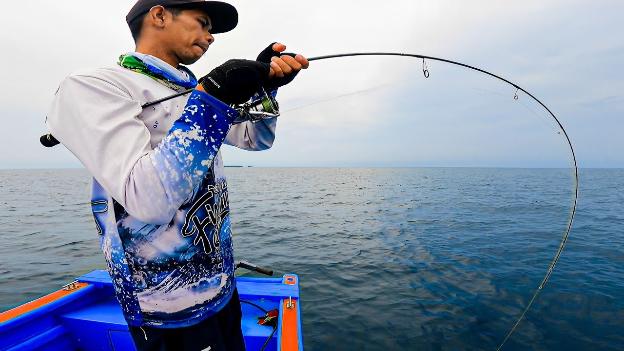 Sampai Ngeri Lihatnya, Disambar Ikan Besar Joran Terasa Mau Patah !!