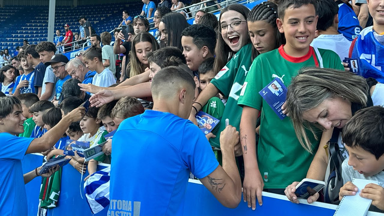 Caluroso apoyo de la afición al Alavés en Mendizorrotza