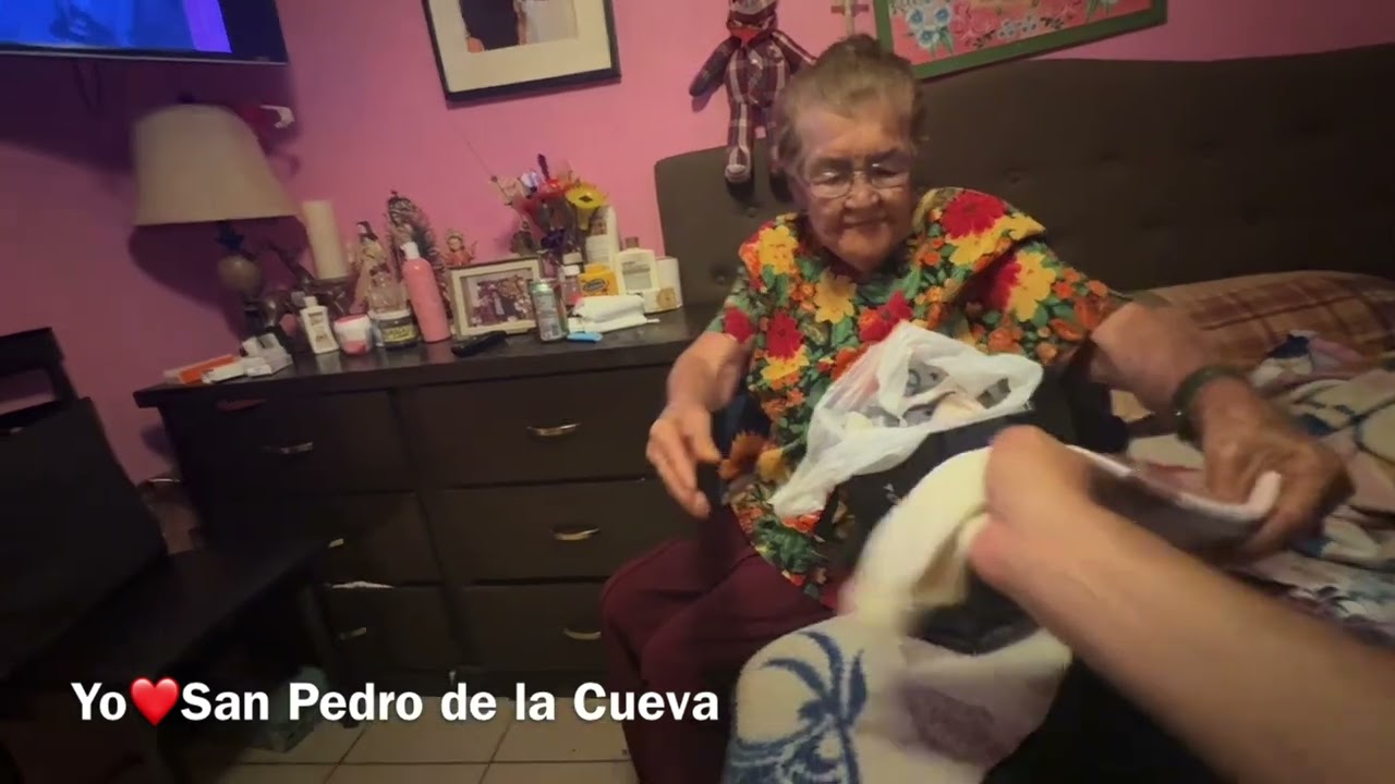 Do&ntilde;a Beba feliz de recibir unos regalos desde La Puente, California