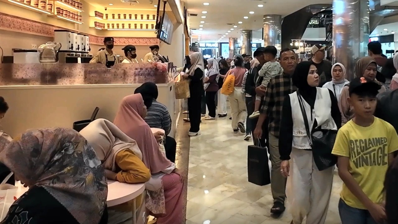 Bandung Walking Tour 🇮🇩 | Ramadan Ngabuburit Crowd at Bandung Indah Plaza – Oldest Mall in Bandung