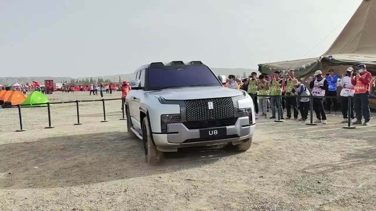 BYD YangWang U8 совершил полный разворот на 360&deg; в пустыне