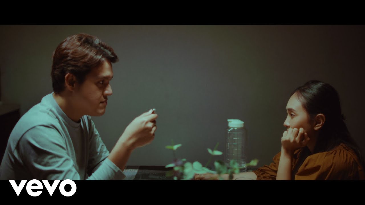 Aviwkila - Pejuang Garis Dua (Official Music Video)