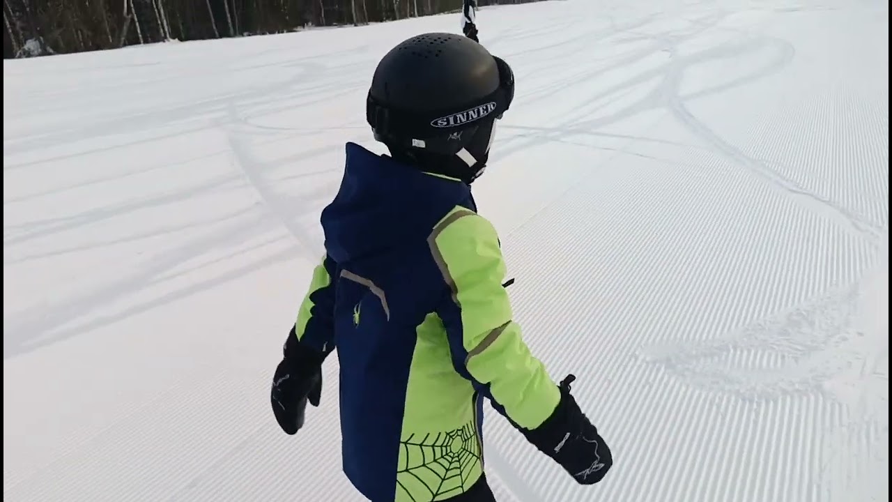 Омич Мирон учится кататься.