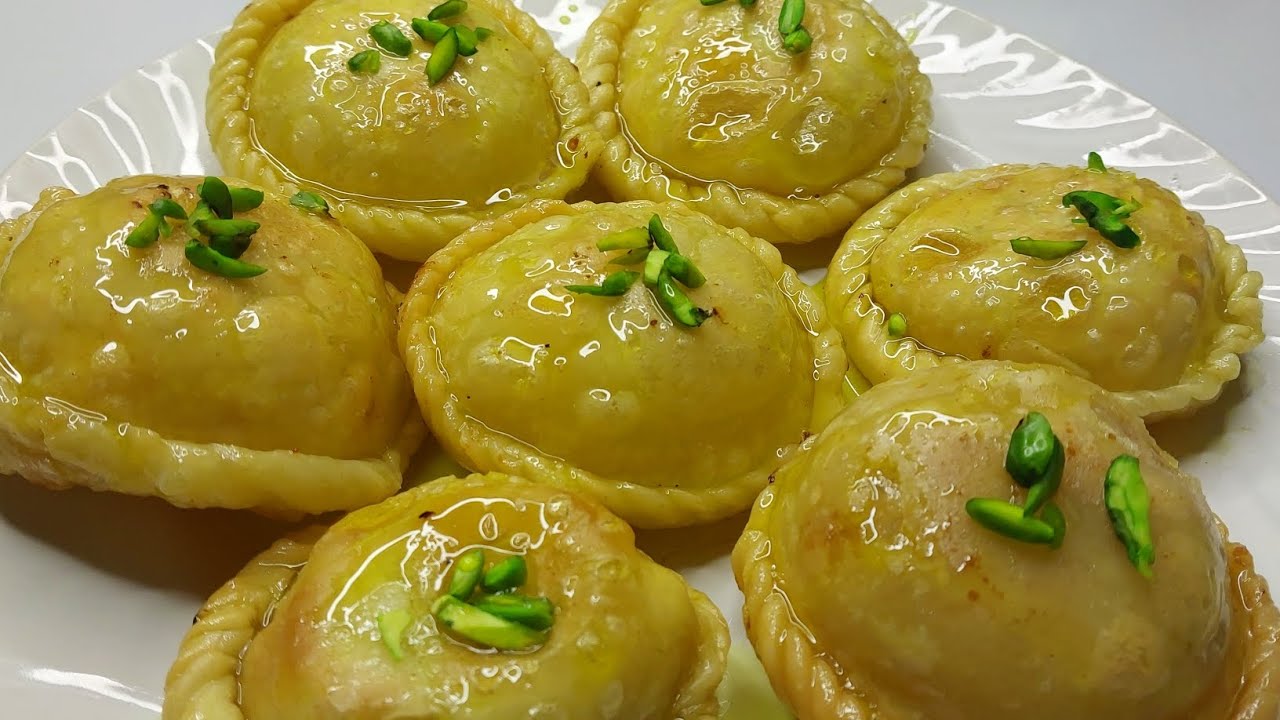 Chandrakala मिठाई बनाने का सबसे आसान तरीका, इस होली त्यौहार पर बनाएं और enjoy करें। चंद्रकला मिठाई 