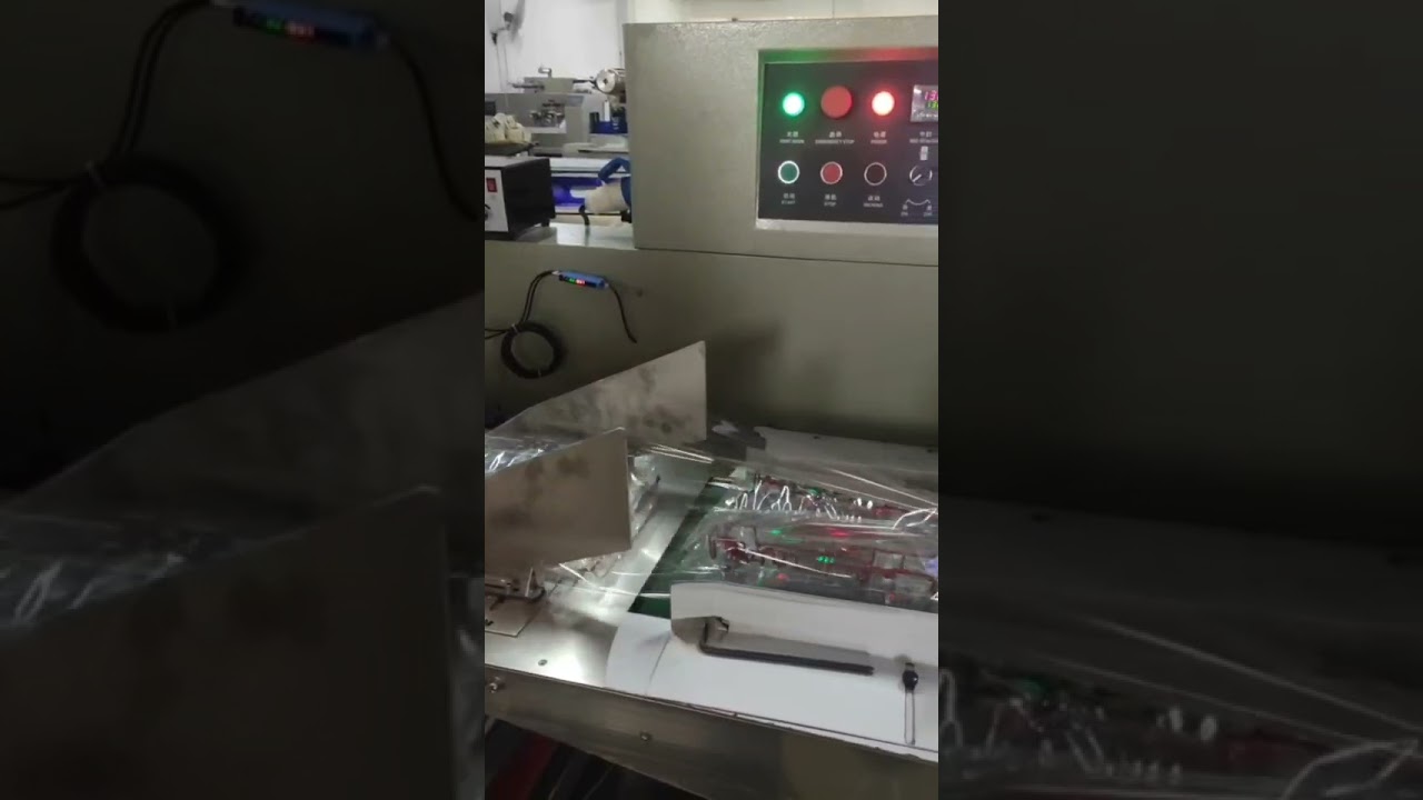 Toy packing machine