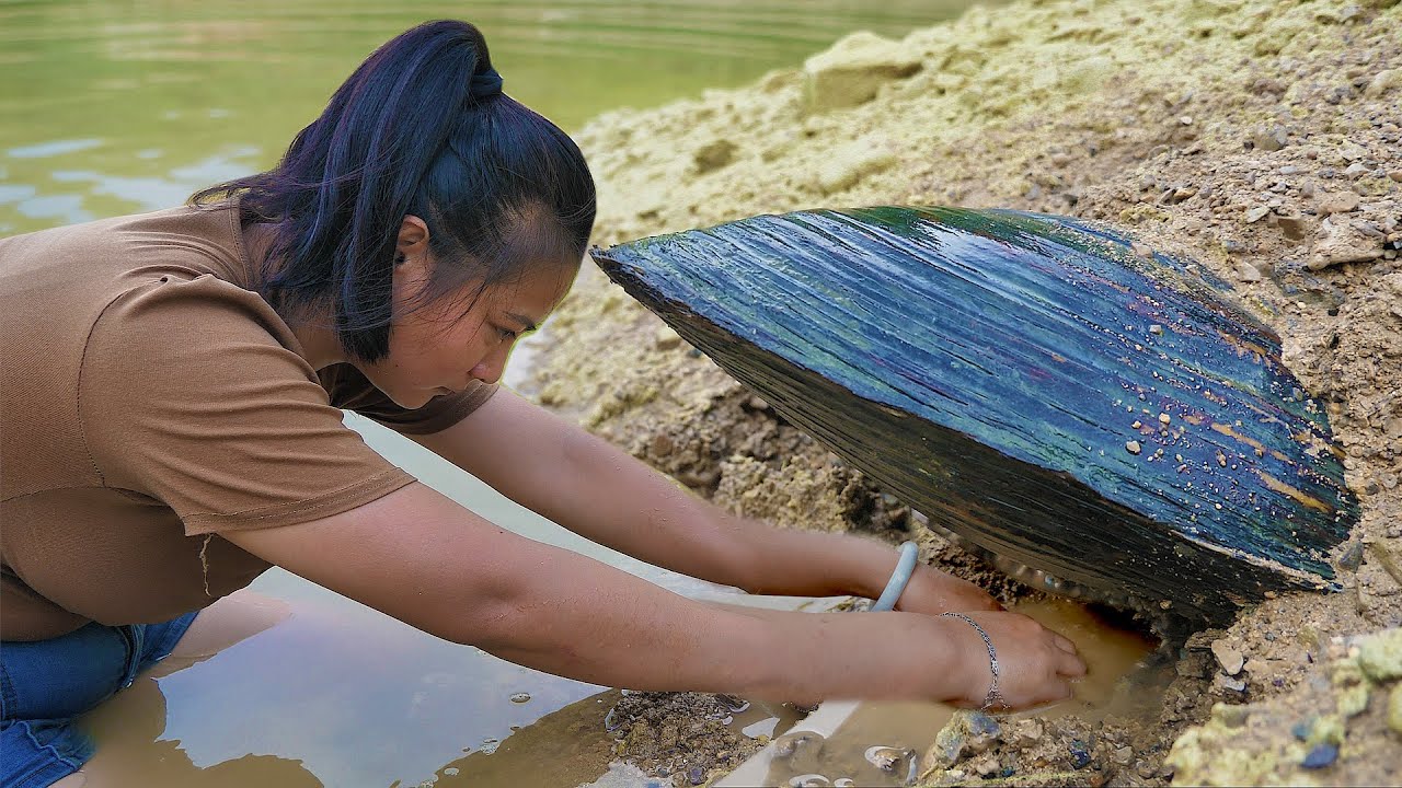 The mining process of freshwater pearls, collecting wild high-quality pearls purely by hand