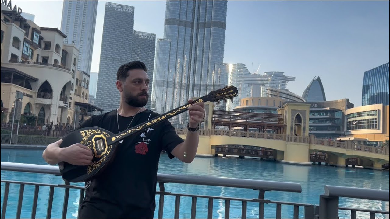 ما أروعك نبيل شعيل على البزق في شوارع دبي عزف كرم فرح 🪕🎵🎶