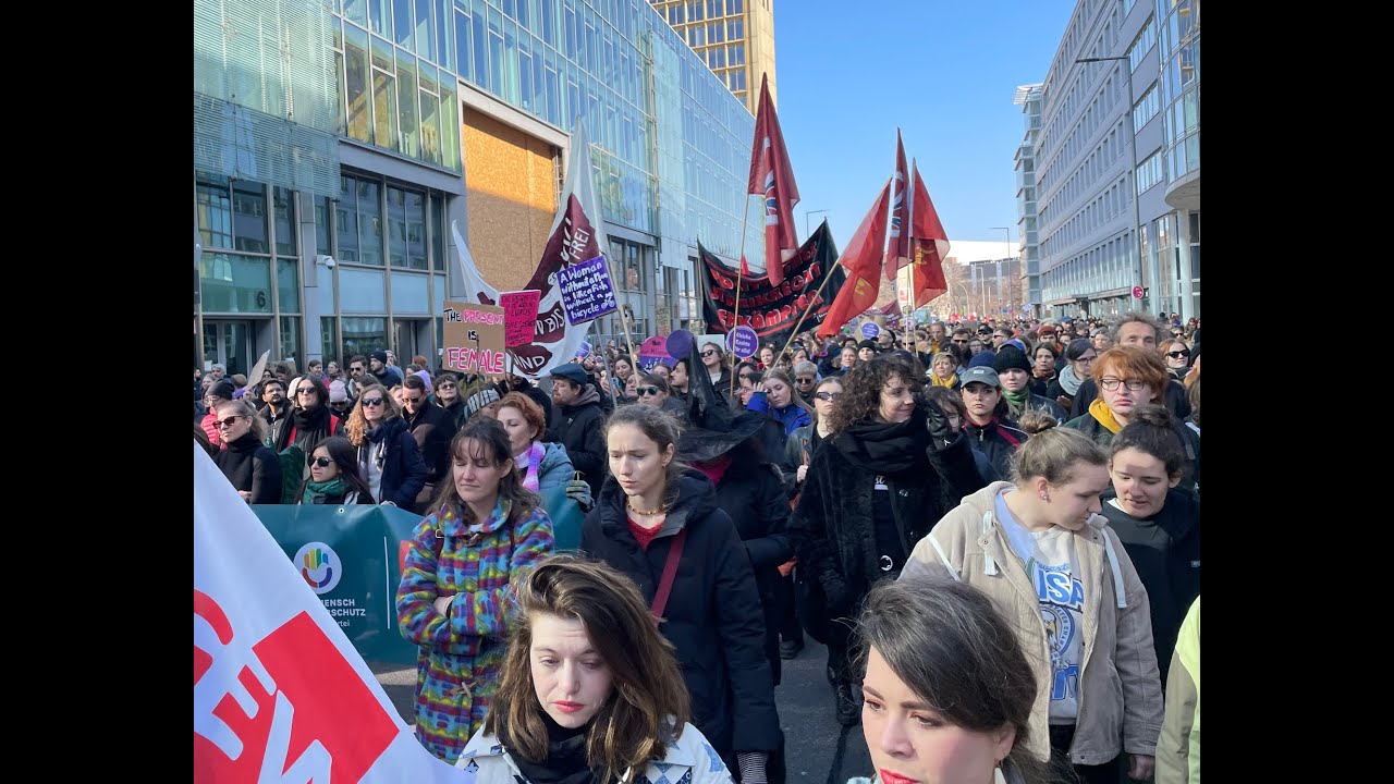 Rede der Geschäftsführerin von Yekmal e.V., Günay Darici bei Frauentag Demonstration in Berlin